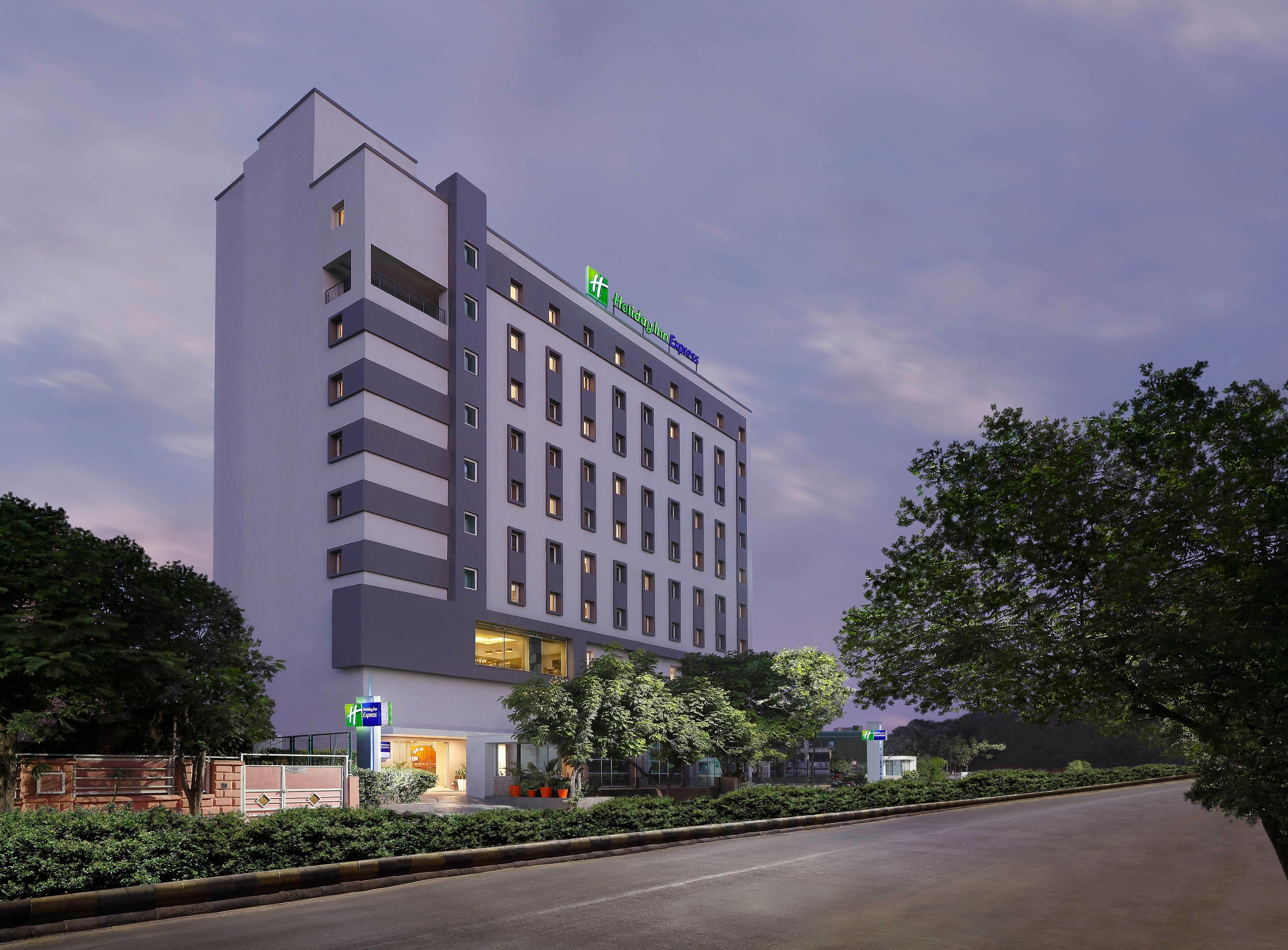 Holiday Inn Express Ahmedabad Prahlad Nagar, An Ihg Hotel Exterior photo